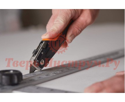 Нож строительный FISKARS CarbonMax