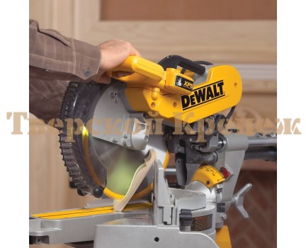 Торцовочная пила DEWALT DWS780-QS